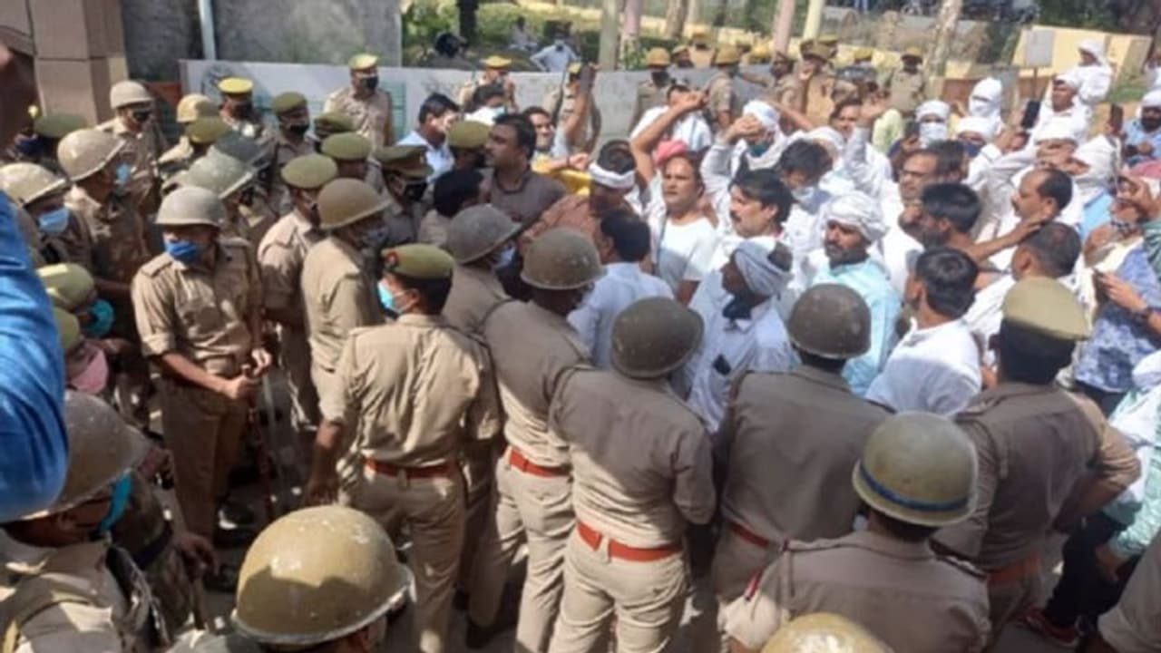 यूपी चुनाव: बागपत में SP RLD गठबंधन के कार्यकर्ताओं ने किया पथराव, जान बचाकर भागी पुलिस