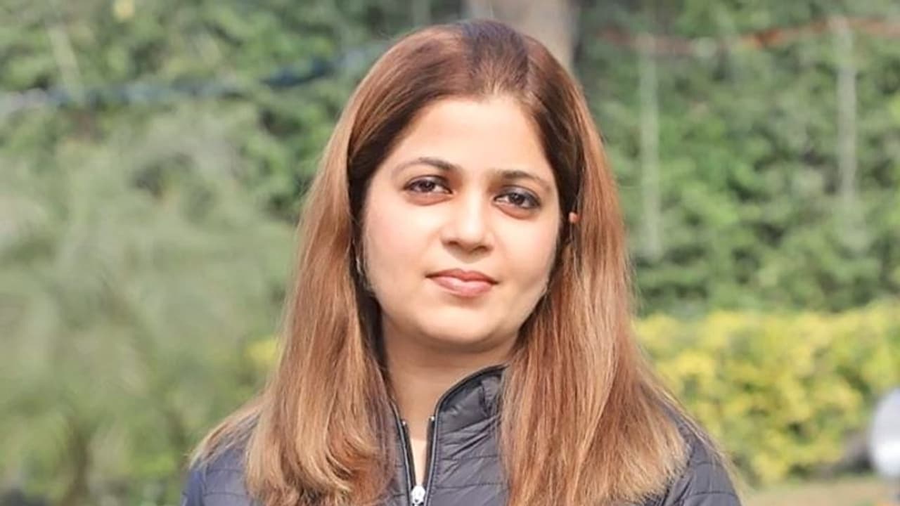 नहीं काम आया सोनू सूद का स्टारडम, 20 हजार वोटों से हारी उनकी बहन मालविका सूद