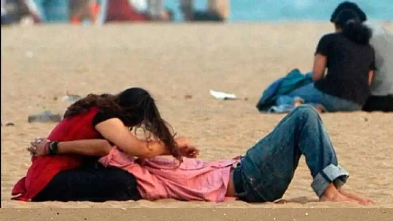 மெரினா பீச்சில் கண்ட இடத்தில் கை வைத்து அத்துமீறிய காதல் ஜோடி.. தட்டிக்கேட்ட வக்கீல்களுக்கு மண்டையில் 5 தையல்