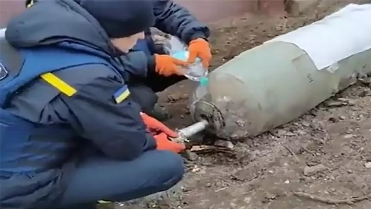Viral Video: यूक्रेनियों ने रूसी रॉकेट पर फेरा पानी, इस तरह पानी की बोतल से डिफ्यूज किया बम, देखें वीडियो Viral Video: यूक्रेनियों ने रूसी रॉकेट पर फेरा पानी, इस तरह पानी की बोतल से डिफ्यूज किया बम, देखें वीडियो