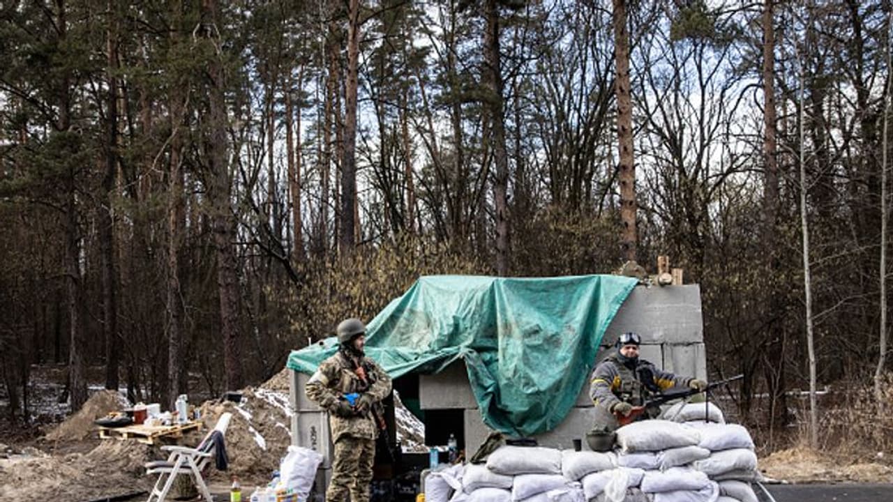 'বাড়ি ফিরতে চাই', ইউক্রেনের হয়ে যুদ্ধ করা ভারতীয় ছাত্রের ফোন বাবাকে 'বাড়ি ফিরতে চাই', ইউক্রেনের হয়ে যুদ্ধ করা ভারতীয় ছাত্রের ফোন বাবাকে