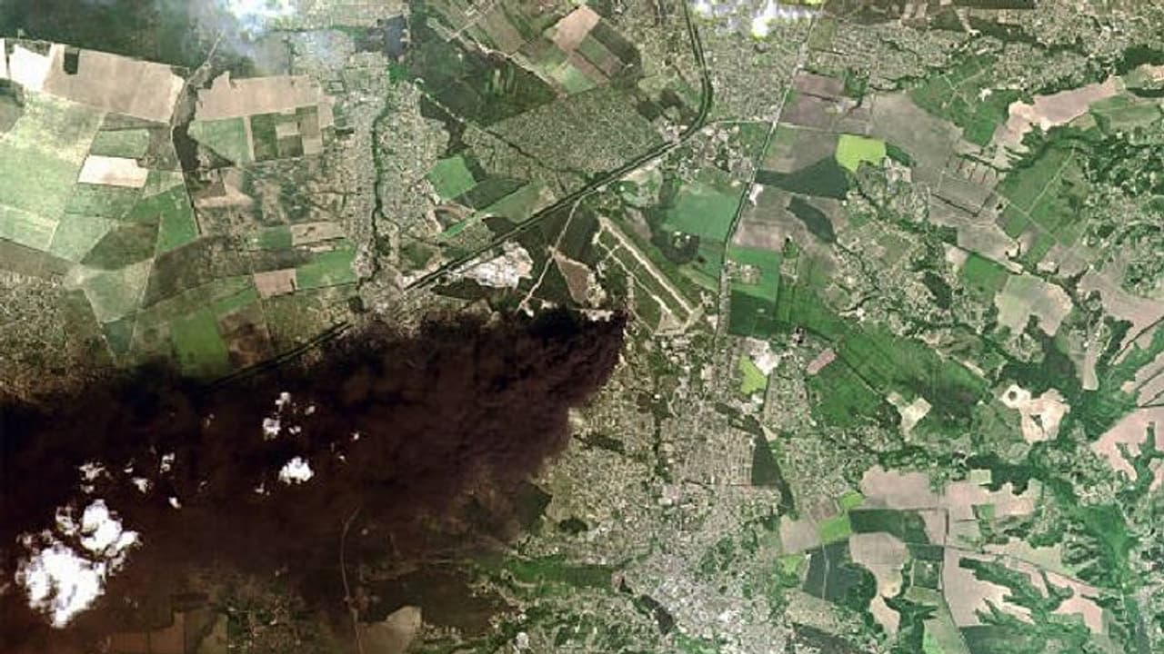 গোটা শহর ঢেকে কালো ধোঁয়ায়, স্যাটেলাইট চিত্রে ইউক্রেনের করুণ ছবি প্রকাশ গোটা শহর ঢেকে কালো ধোঁয়ায়, স্যাটেলাইট চিত্রে ইউক্রেনের করুণ ছবি প্রকাশ