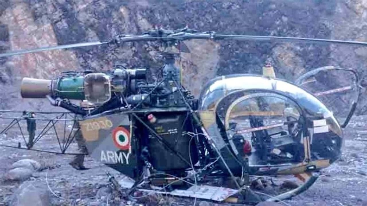 जम्मू कश्मीर के बांदीपोरा में LOC के पास आर्मी का हेलिकाप्टर क्रैश, मौसम की खराबी हो सकती है वजह जम्मू कश्मीर के बांदीपोरा में LOC के पास आर्मी का हेलिकाप्टर क्रैश, मौसम की खराबी हो सकती है वजह
