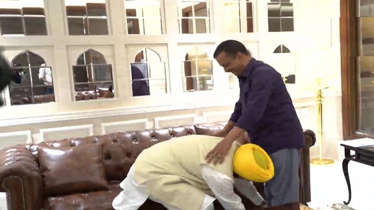 भगवंत मान 16 मार्च को CM पद की शपथ लेंगे, दिल्ली में केजरीवाल के पैर छूकर लिया आशीर्वाद, गले मिलकर हुए भावुक भगवंत मान 16 मार्च को CM पद की शपथ लेंगे, दिल्ली में केजरीवाल के पैर छूकर लिया आशीर्वाद, गले मिलकर हुए भावुक