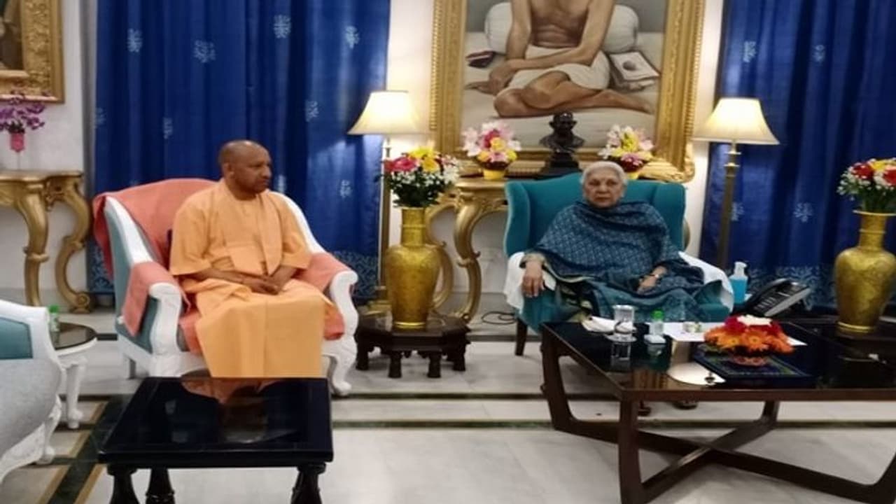 यूपी सीएम योगी आदित्यनाथ ने राजभवन पहुंचकर राज्यपाल आनंदीबेन पटेल को सौंपा इस्तीफा यूपी सीएम योगी आदित्यनाथ ने राजभवन पहुंचकर राज्यपाल आनंदीबेन पटेल को सौंपा इस्तीफा