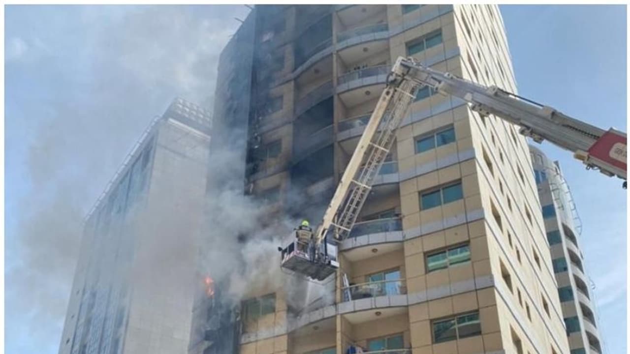 Massive Fire : ദുബൈയില് റെസിഡന്ഷ്യല് കെട്ടിടത്തില് വന് തീപിടിത്തം; 14 മിനിറ്റില് നിയന്ത്രണ വിധേയമാക്കി Massive Fire : ദുബൈയില് റെസിഡന്ഷ്യല് കെട്ടിടത്തില് വന് തീപിടിത്തം; 14 മിനിറ്റില് നിയന്ത്രണ വിധേയമാക്കി