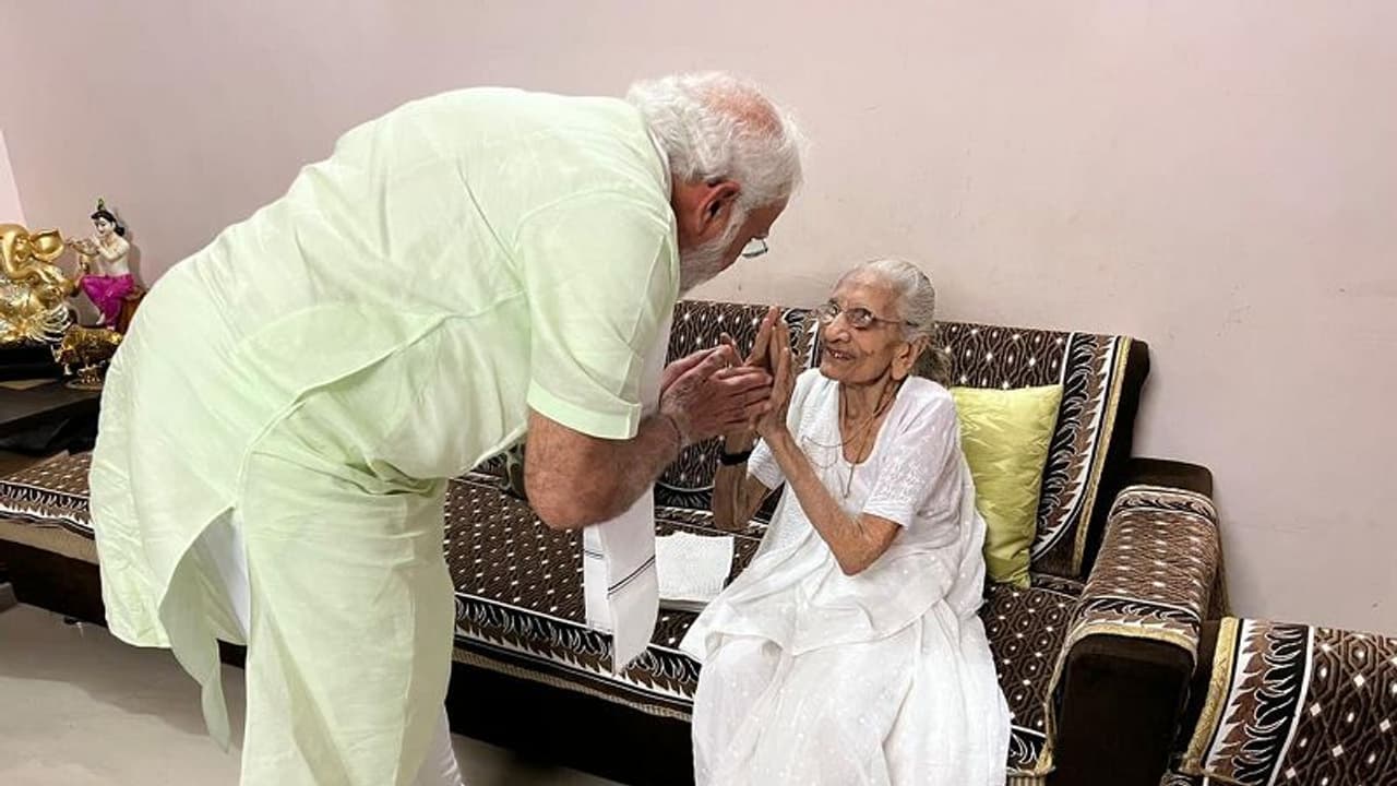 PM Modi Visits Mother : തെരഞ്ഞെടുപ്പ് വിജയം; ഗുജറാത്തിലെത്തി അമ്മയെ കണ്ട് പ്രധാനമന്ത്രി PM Modi Visits Mother : തെരഞ്ഞെടുപ്പ് വിജയം; ഗുജറാത്തിലെത്തി അമ്മയെ കണ്ട് പ്രധാനമന്ത്രി