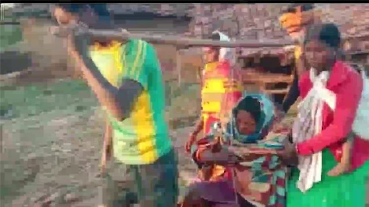 गर्भवती को अस्पताल पहुंचाने परिजनों ने किया एम्बुलेंस को फोन, जवाब मिला वहां सड़क नहीं है गर्भवती को अस्पताल पहुंचाने परिजनों ने किया एम्बुलेंस को फोन, जवाब मिला वहां सड़क नहीं है