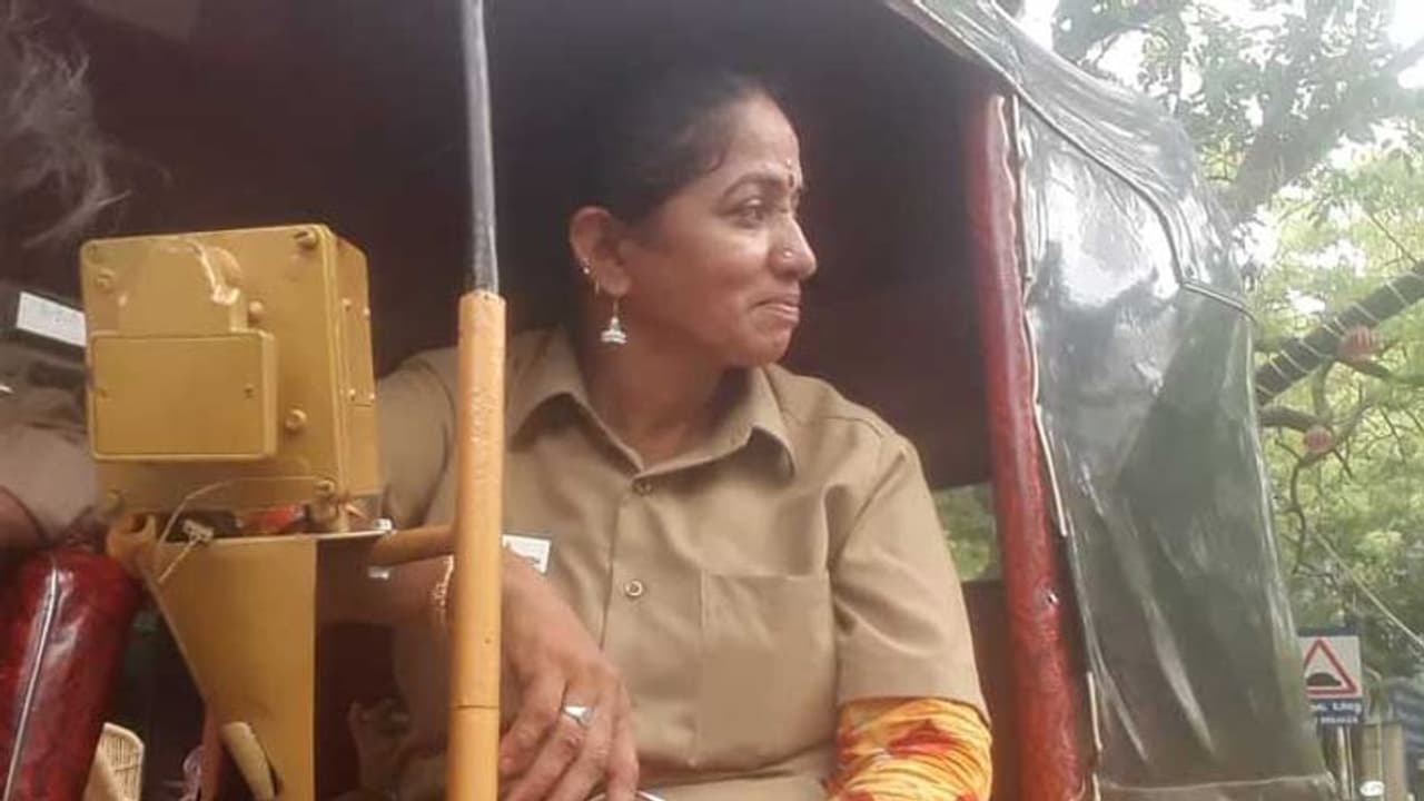 இந்த காலத்துல இப்படி ஒருத்தரா? அசத்தும் சென்னையை சேர்ந்த பெண் ஆட்டோ ஓட்டுநர் ராஜி அக்கா.! இந்த காலத்துல இப்படி ஒருத்தரா? அசத்தும் சென்னையை சேர்ந்த பெண் ஆட்டோ ஓட்டுநர் ராஜி அக்கா.!