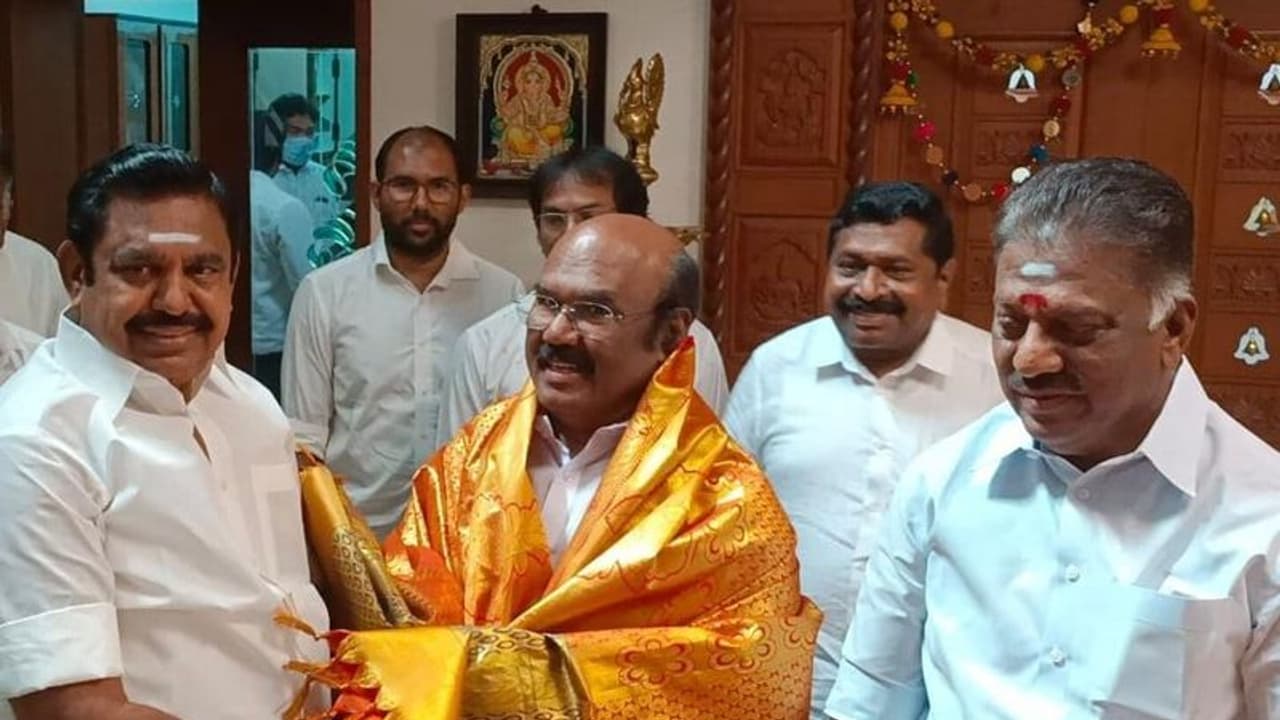 புழலில் இருந்து புயலாய் கிளம்பிய ஜெயக்குமார்...! வீட்டிற்கே ஓடி சென்று பார்த்த ஓபிஎஸ் ஈபிஎஸ் புழலில் இருந்து புயலாய் கிளம்பிய ஜெயக்குமார்...! வீட்டிற்கே ஓடி சென்று பார்த்த ஓபிஎஸ் ஈபிஎஸ்