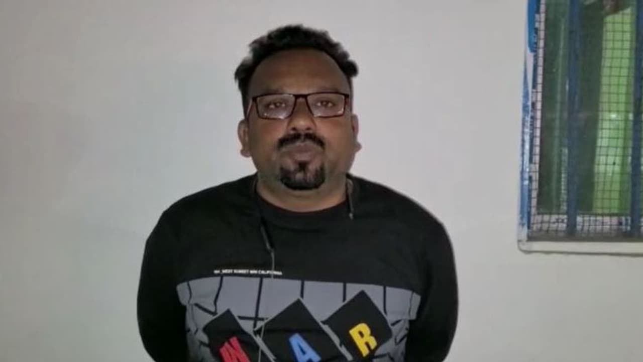 বন্দুক হাতে পোজ তৃণমূল নেতার, ভোটের আগে 'প্রশিক্ষণ' বলে কটাক্ষ বিজেপির বন্দুক হাতে পোজ তৃণমূল নেতার, ভোটের আগে 'প্রশিক্ষণ' বলে কটাক্ষ বিজেপির