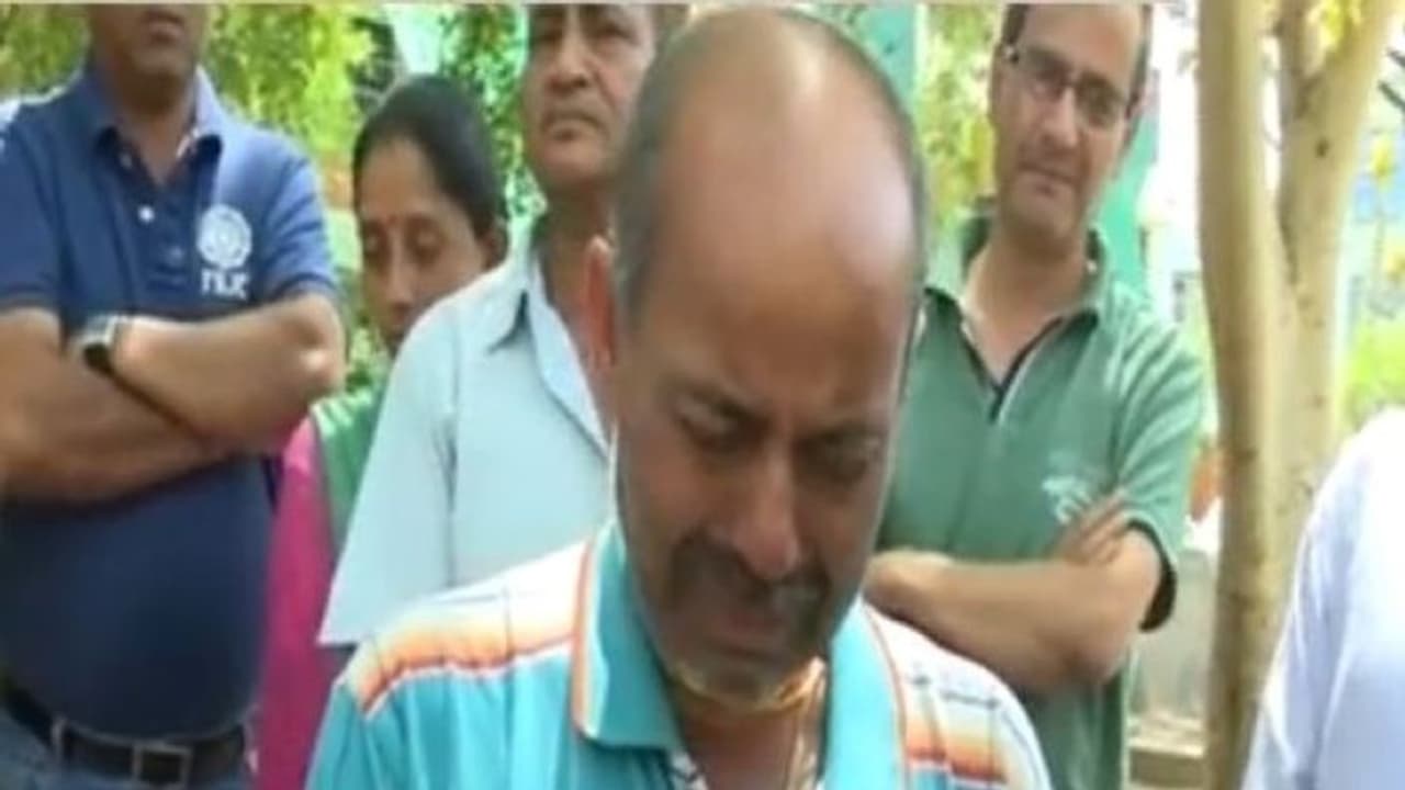 'बता नहीं सकते कितने डर में था, वह बेहद लंबी और काली रात थी, मैं सिर्फ पैंट और कमीज में वह जगह छोड़कर भाग आया' 'बता नहीं सकते कितने डर में था, वह बेहद लंबी और काली रात थी, मैं सिर्फ पैंट और कमीज में वह जगह छोड़कर भाग आया'