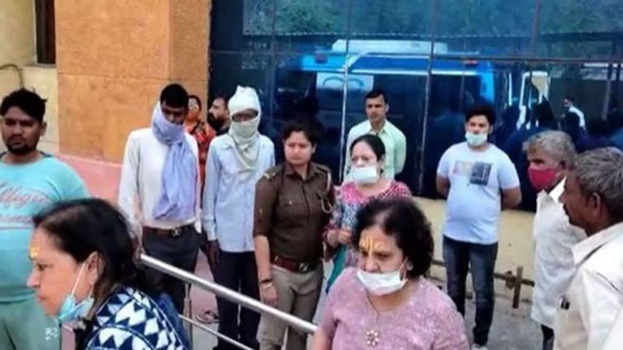 वृंदावन में बांकेबिहारी के दर्शन करने पहुंचे दो श्रद्धालुओं की मौत, होली पर उमड़ रहा भक्तों का हुजूम वृंदावन में बांकेबिहारी के दर्शन करने पहुंचे दो श्रद्धालुओं की मौत, होली पर उमड़ रहा भक्तों का हुजूम