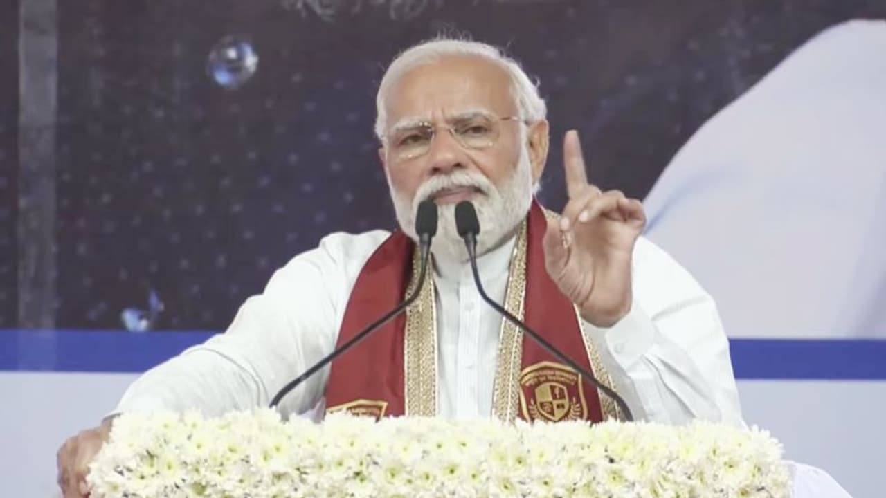PM मोदी गुजरात दौरा: बोले 'यूनिफॉर्म पहन ली तो ये सोचने की गलती मत करना की दुनिया आपकी मुठ्ठी में है'