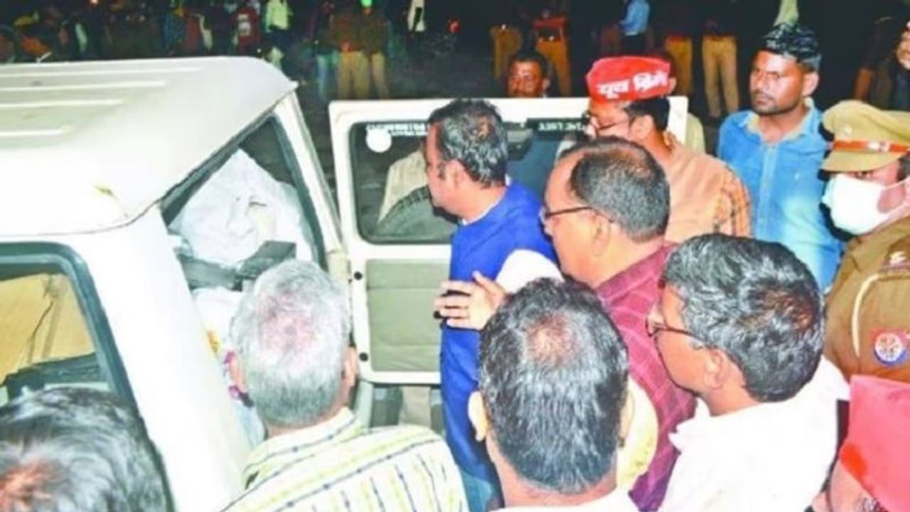 SP RLD समर्थकों पर फिर दर्ज हुआ मुकदमा, मतगणना स्थल पर हंगामे के साथ ली थी अफसरों के वाहन की तलाशी SP RLD समर्थकों पर फिर दर्ज हुआ मुकदमा, मतगणना स्थल पर हंगामे के साथ ली थी अफसरों के वाहन की तलाशी