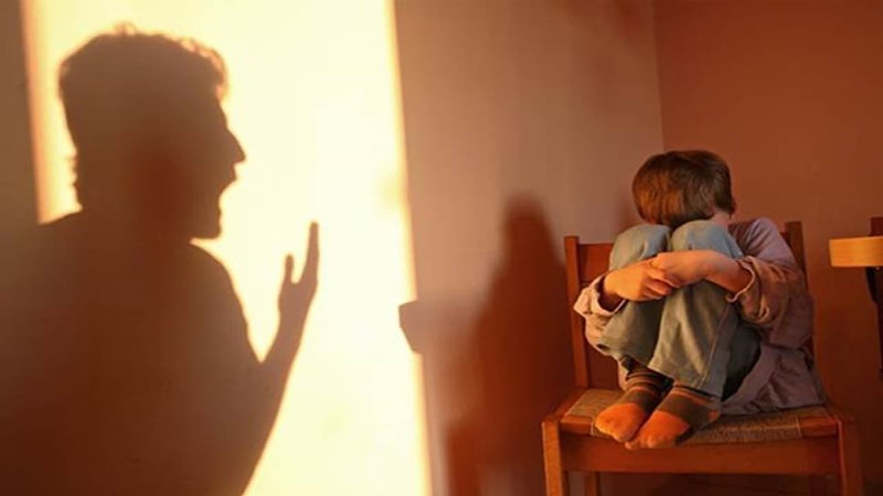 parenting tips: पूत कपूत नहीं, कई बार माता पिता भी हो सकते है गलत, ये है खराब पेरेंटिंग के 5 संकेत parenting tips: पूत कपूत नहीं, कई बार माता पिता भी हो सकते है गलत, ये है खराब पेरेंटिंग के 5 संकेत