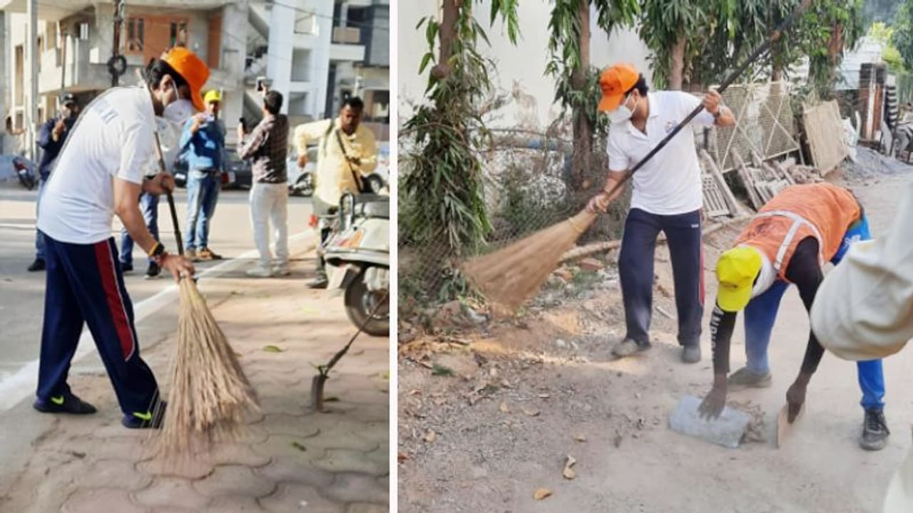 महाराजा का नया अंदाज: सिंधिया ने बीच सड़क लगाई झाड़ू, राजघराने में पहले ऐसा किसी ने नहीं किया, क्या हैं मायने
