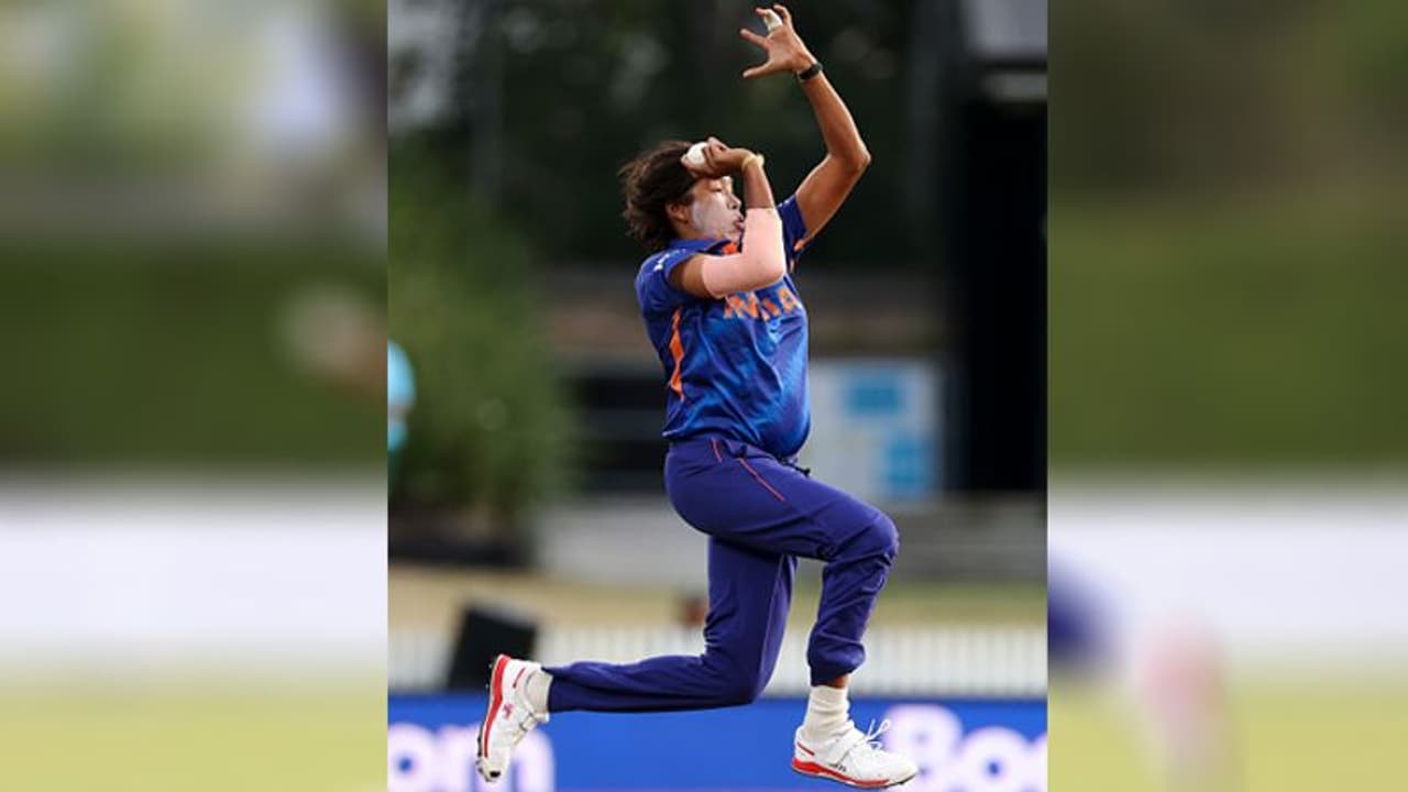 भारत की इस सबसे अनुभवी महिला गेंदबाज ने रच दिया इतिहास