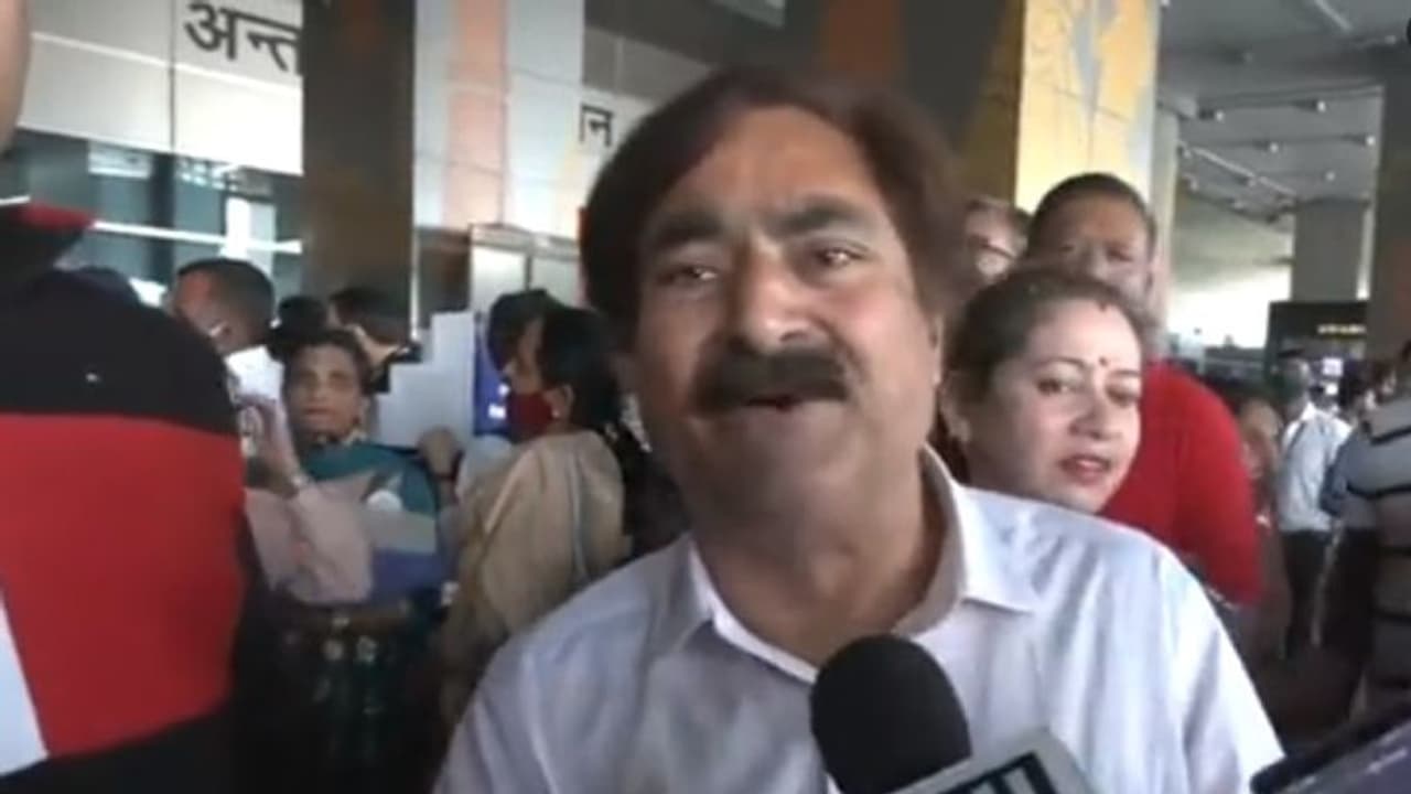 'আমার ছেলে নয়, মোদীজির ছেলে', চোখে জল নিয়ে কেন এই কথা বললেন এক বাবা 'আমার ছেলে নয়, মোদীজির ছেলে', চোখে জল নিয়ে কেন এই কথা বললেন এক বাবা