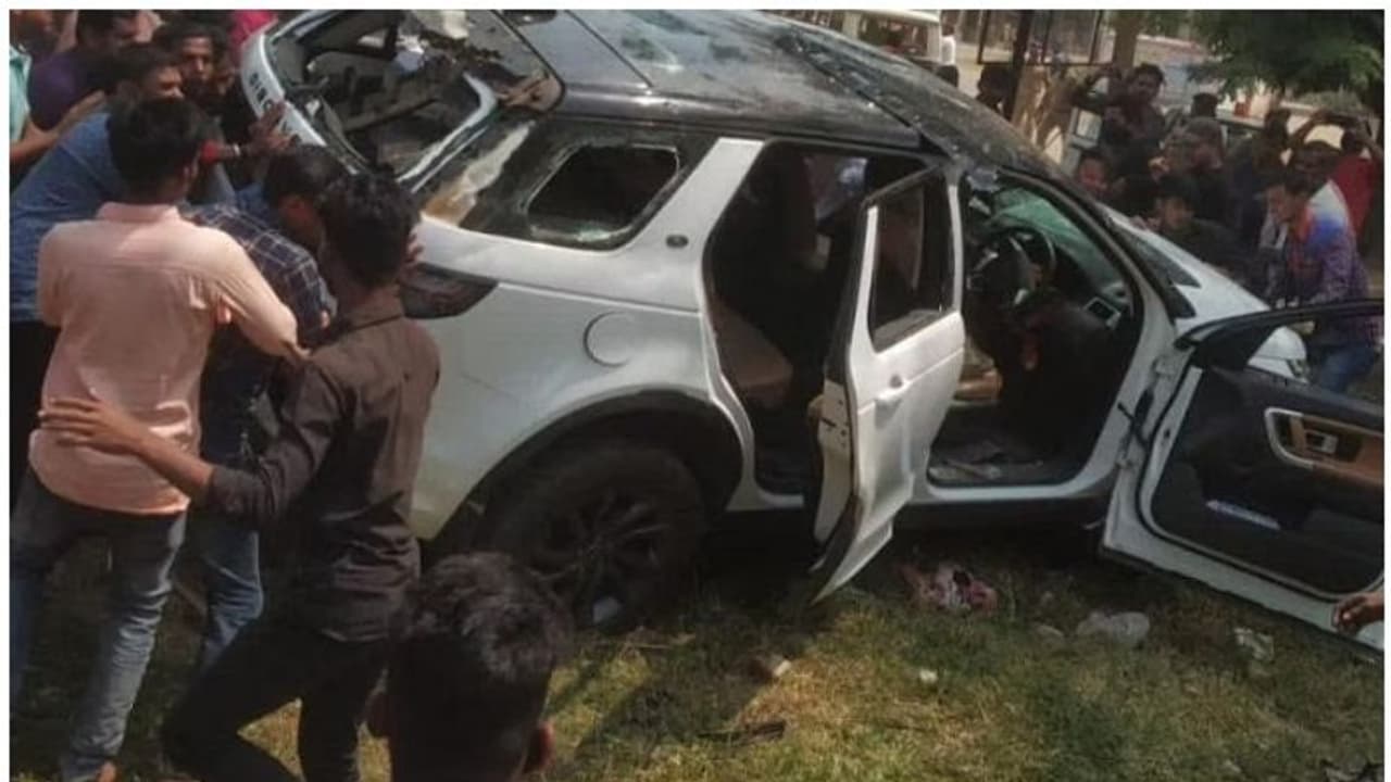 ജനക്കൂട്ടത്തിലേക്ക് കാര് ഇടിച്ചുകയറ്റി; ബിജെഡി എംഎല്എയെ നാട്ടുകാര് കൈകാര്യം ചെയ്തു ജനക്കൂട്ടത്തിലേക്ക് കാര് ഇടിച്ചുകയറ്റി; ബിജെഡി എംഎല്എയെ നാട്ടുകാര് കൈകാര്യം ചെയ്തു