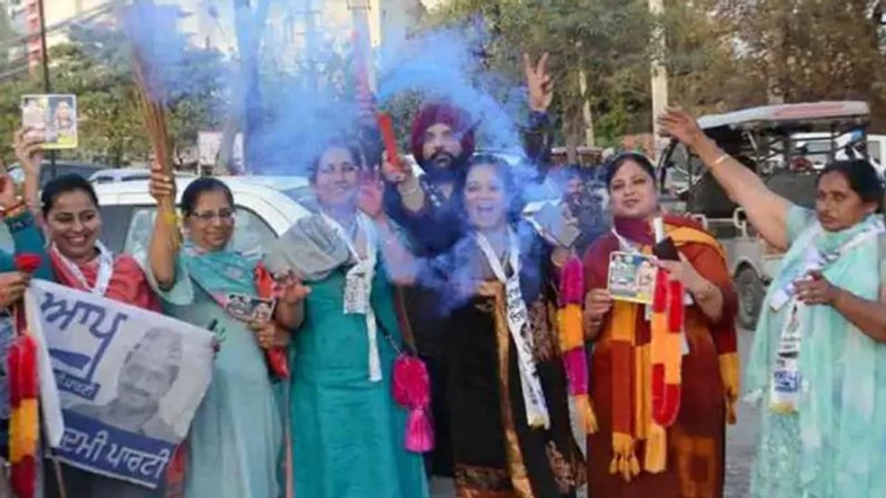 पंजाब में दिग्गजों को हराने वाली महिला विधायकों से मिलिए, कोई ट्यूशन पढ़ाती तो कोई फैक्ट्री में करती काम पंजाब में दिग्गजों को हराने वाली महिला विधायकों से मिलिए, कोई ट्यूशन पढ़ाती तो कोई फैक्ट्री में करती काम