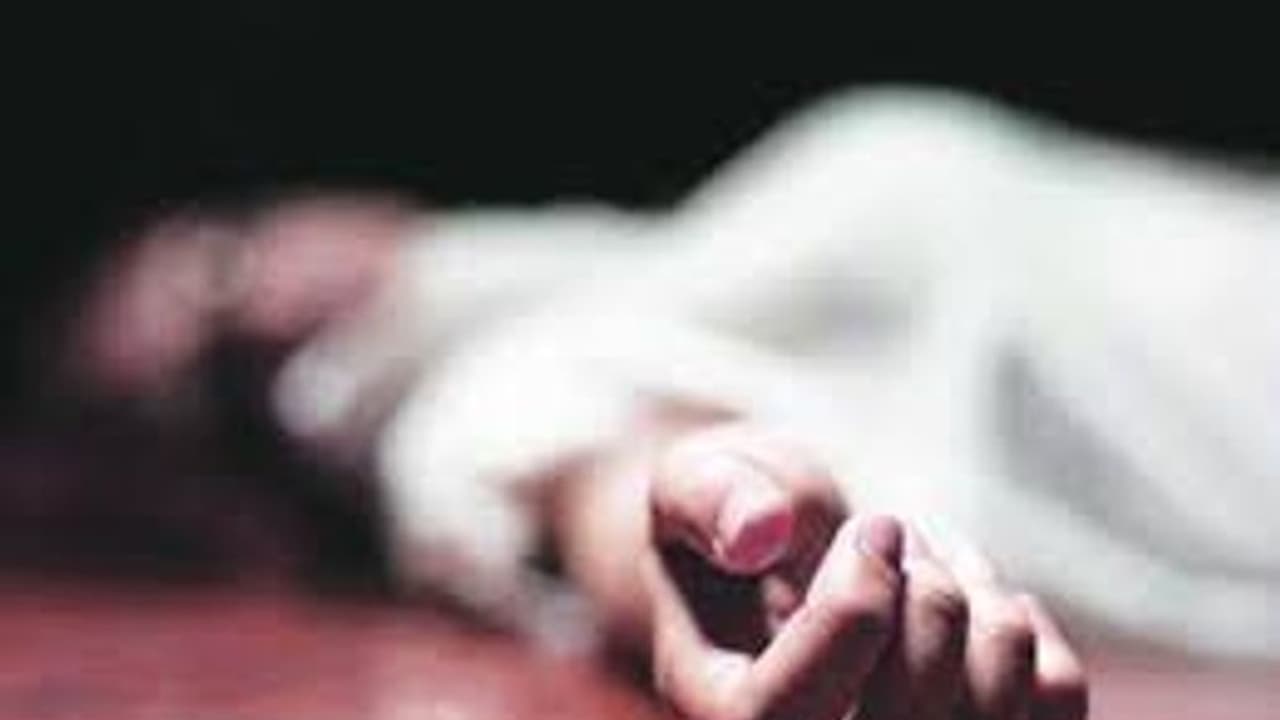 Student Suicide: பரபரப்பு..!பள்ளியின் மாடியிலிருந்து குதித்து தற்கொலை செய்துக்கொண்ட மாணவி.. Student Suicide: பரபரப்பு..!பள்ளியின் மாடியிலிருந்து குதித்து தற்கொலை செய்துக்கொண்ட மாணவி..