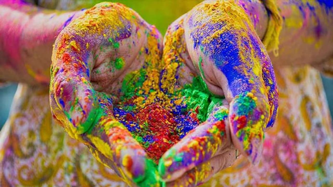 ত্বকের ক্ষতি এড়াতে রঙ খেলার আগে মাথায় রাখুন এই উপায়গুলো, রঙ দূর করা হবে সহজ