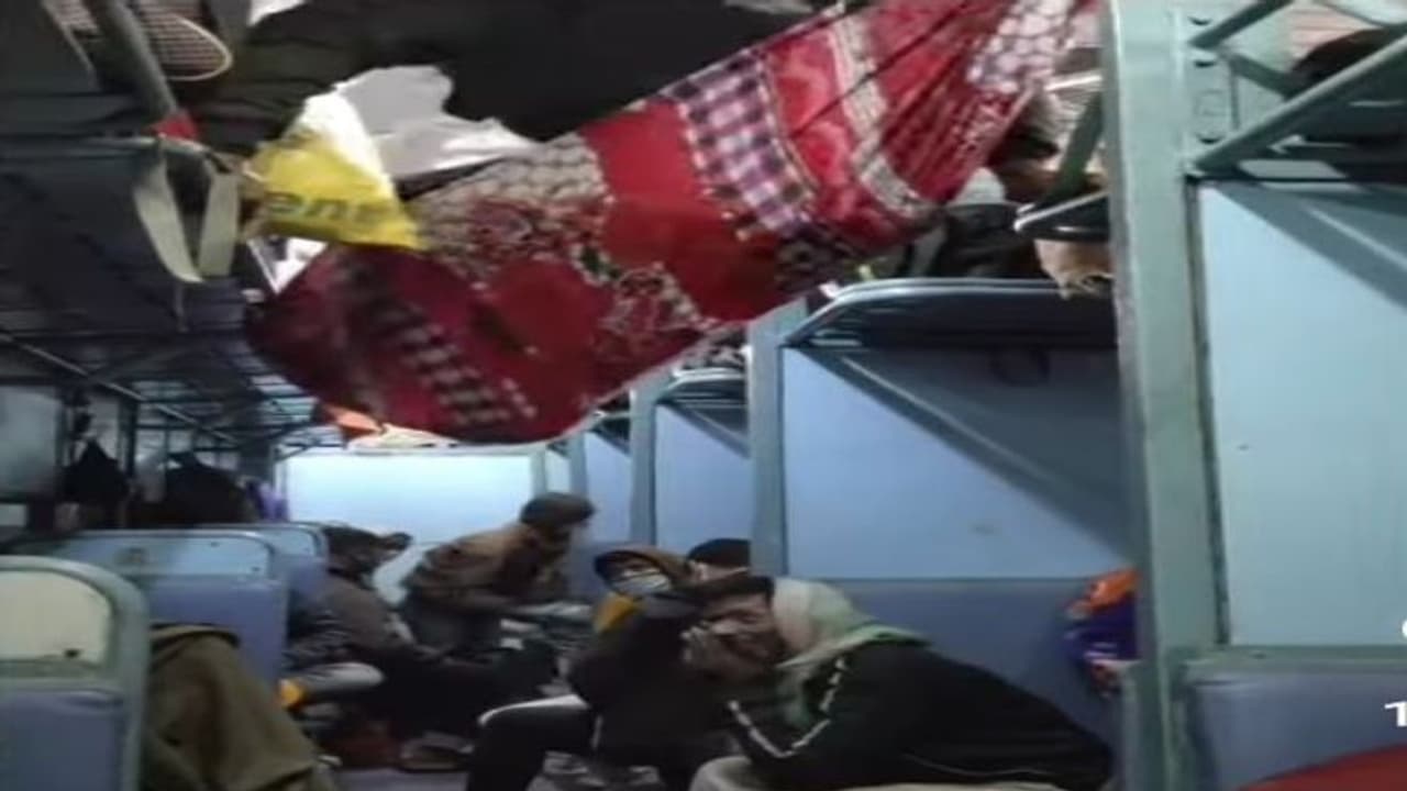 जगह नहीं मिली तो युवक ने ट्रेन में जुगाड़ से तैयार की स्पेशल सीट, मगर बैठते ही हुआ बुरा हाल, देखें Viral Video जगह नहीं मिली तो युवक ने ट्रेन में जुगाड़ से तैयार की स्पेशल सीट, मगर बैठते ही हुआ बुरा हाल, देखें Viral Video