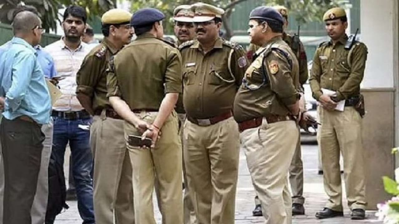 उत्तर प्रदेश पुलिस के भ्रष्ट पुलिसकर्मियों की शुरू हुई स्क्रीनिंग, 50 साल पार को किया जाएगा रिटायर उत्तर प्रदेश पुलिस के भ्रष्ट पुलिसकर्मियों की शुरू हुई स्क्रीनिंग, 50 साल पार को किया जाएगा रिटायर