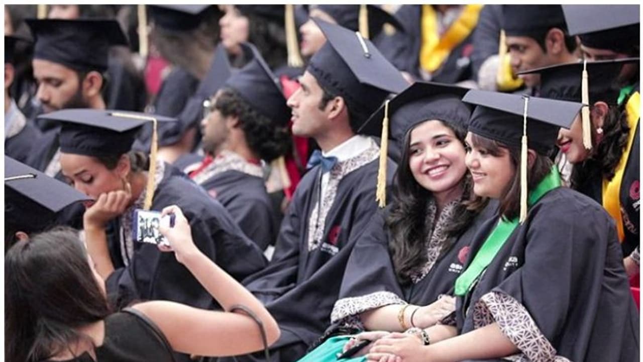 സിപിഎം നയംമാറ്റത്തിന് പിന്നാലെ സ്വകാര്യ സര്വകലാശാലകള്ക്കായി നീക്കം തുടങ്ങി മാനേജ്മെന്റുകള് സിപിഎം നയംമാറ്റത്തിന് പിന്നാലെ സ്വകാര്യ സര്വകലാശാലകള്ക്കായി നീക്കം തുടങ്ങി മാനേജ്മെന്റുകള്