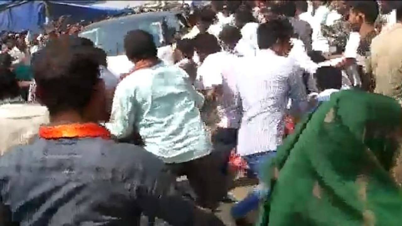 भीड़ को कुचलते समय नशे में धुत्त था बीजद विधायक, लोगों ने सड़क पर की थी धुनाई, बीजेपी ने की जेल भेजने की मांग भीड़ को कुचलते समय नशे में धुत्त था बीजद विधायक, लोगों ने सड़क पर की थी धुनाई, बीजेपी ने की जेल भेजने की मांग