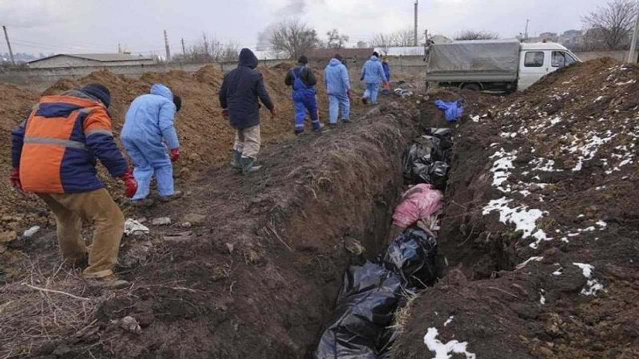 रूस यूक्रेन जंग के चलते 1582 आम लोगों की मौत, कब्रिस्तान में जगह पड़ी कम, सामूहिक कब्रों में दफनाए जा रहे शव रूस यूक्रेन जंग के चलते 1582 आम लोगों की मौत, कब्रिस्तान में जगह पड़ी कम, सामूहिक कब्रों में दफनाए जा रहे शव