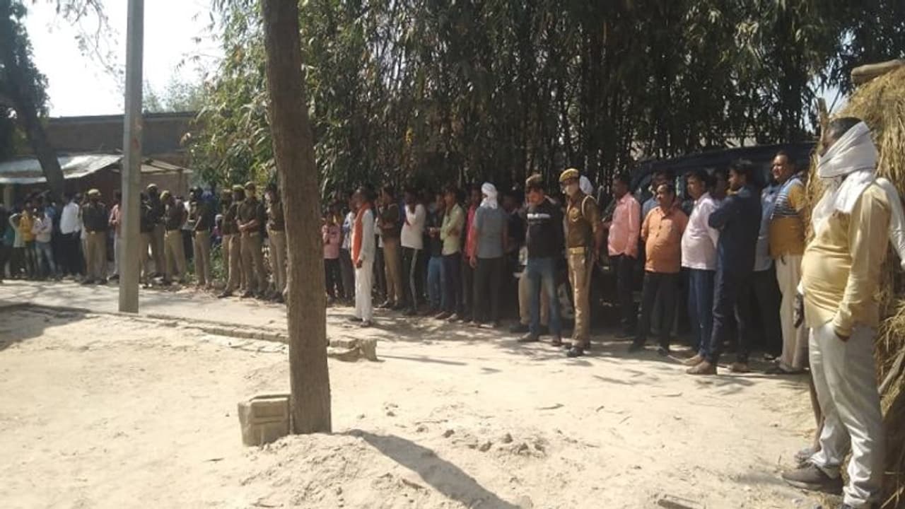 आजमगढ़ में धारदार हथियार से हुई नानी और नातिन की हत्या, जांच में जुटी पुलिस आजमगढ़ में धारदार हथियार से हुई नानी और नातिन की हत्या, जांच में जुटी पुलिस