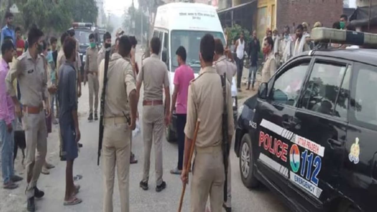 अमरोहा में महिला की बेहरमी से हत्या, शव देखकर दंग रह गए पुलिसकर्मी अमरोहा में महिला की बेहरमी से हत्या, शव देखकर दंग रह गए पुलिसकर्मी