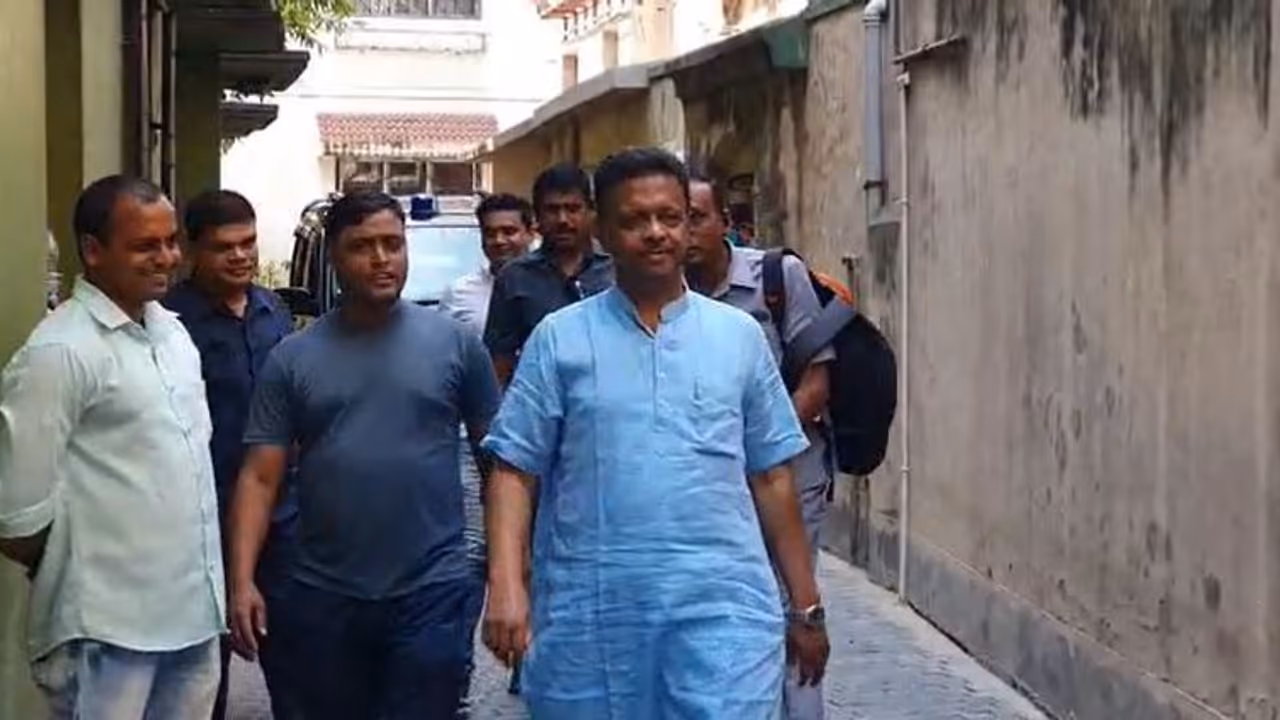 উচ্চপর্যায়ের কমিটি গঠনের নির্দেশ ফিরহাদকে, খতিয়ে দেখা হবে কলকাতার সব কারখানা গুদাম