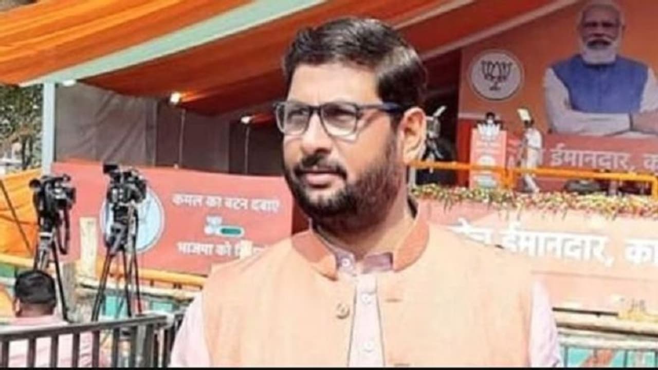 लाल चौक पर तिरंगा फहराने वाले युवा ने इस तरह ढहाया 8 बार से विधायक रहे नेता का किला लाल चौक पर तिरंगा फहराने वाले युवा ने इस तरह ढहाया 8 बार से विधायक रहे नेता का किला