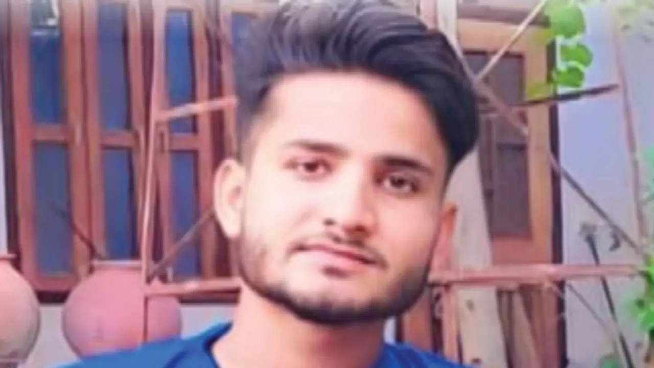 ऐसा भूलकर नहीं करें: कुछ यूं selfie खींच रहा था स्टूडेंट, तभी हुई एक भयानक गलती और सिर के उड़ गए चिथड़े ऐसा भूलकर नहीं करें: कुछ यूं selfie खींच रहा था स्टूडेंट, तभी हुई एक भयानक गलती और सिर के उड़ गए चिथड़े