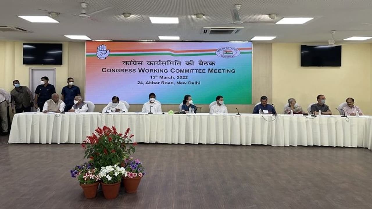 सोनिया गांधी ने कहा बेटे बेटी के साथ मैं इस्तीफा देने को तैयार, कांग्रेस कार्य समिति ने किया खारिज सोनिया गांधी ने कहा बेटे बेटी के साथ मैं इस्तीफा देने को तैयार, कांग्रेस कार्य समिति ने किया खारिज