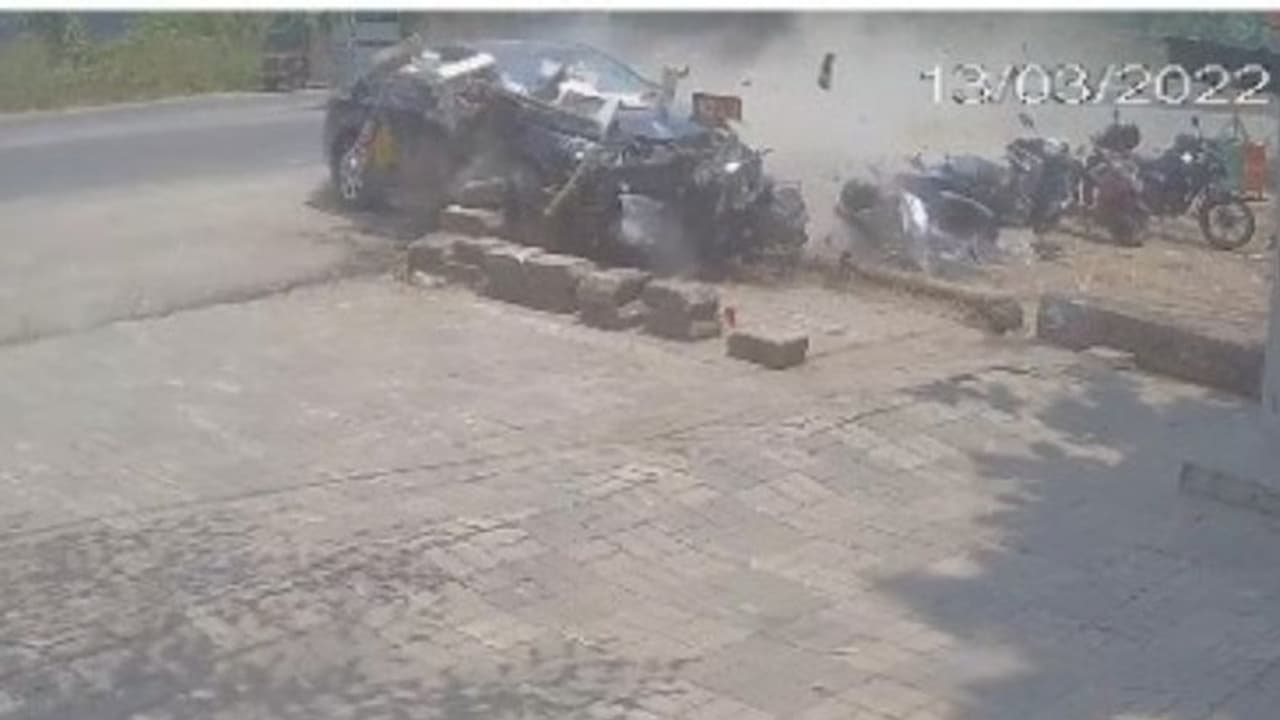 എറണാകുളത്ത് കാർ നിയന്ത്രണം വിട്ടു; മൂന്ന് പേർക്ക് പരിക്കേറ്റു, ഒരാൾക്ക് ഗുരുതരം എറണാകുളത്ത് കാർ നിയന്ത്രണം വിട്ടു; മൂന്ന് പേർക്ക് പരിക്കേറ്റു, ഒരാൾക്ക് ഗുരുതരം