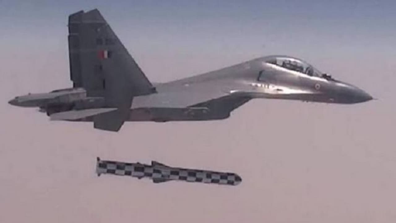 800 km तक मार कर सकेगा ब्रह्मोस सुपरसोनिक क्रूज मिसाइल का नया एयर लॉन्च वर्जन 800 km तक मार कर सकेगा ब्रह्मोस सुपरसोनिक क्रूज मिसाइल का नया एयर लॉन्च वर्जन