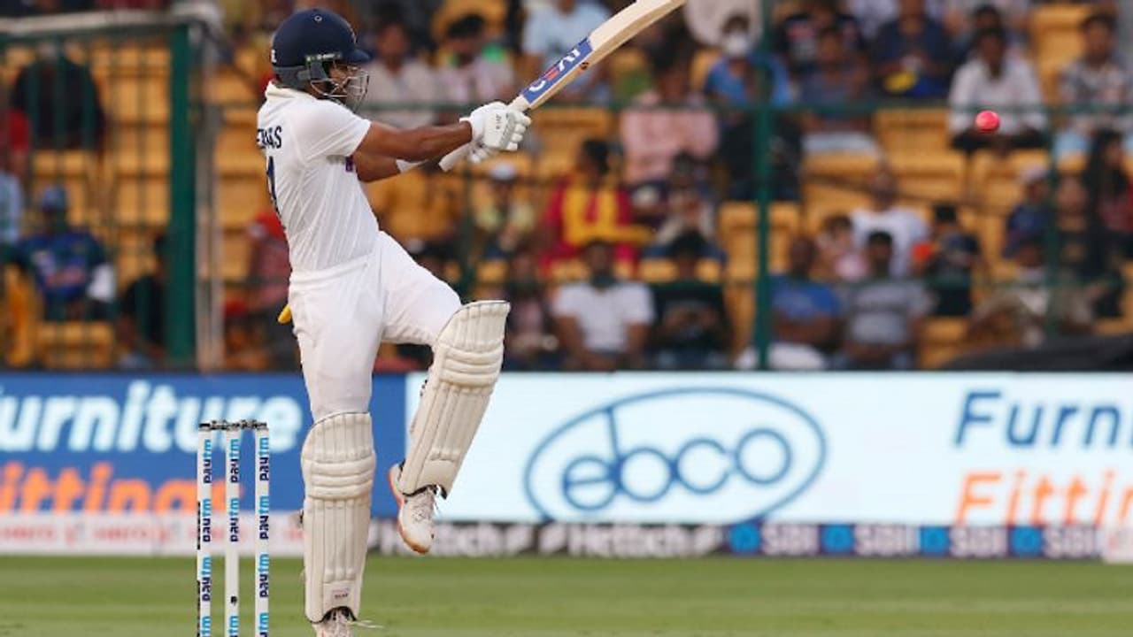 ரிஷப் பண்ட், ஷ்ரேயாஸ் ஐயர் அரைசதம்! 303 ரன்களுக்கு டிக்ளேர்.. இலங்கைக்கு கடின இலக்கை நிர்ணயித்த இந்தியா ரிஷப் பண்ட், ஷ்ரேயாஸ் ஐயர் அரைசதம்! 303 ரன்களுக்கு டிக்ளேர்.. இலங்கைக்கு கடின இலக்கை நிர்ணயித்த இந்தியா