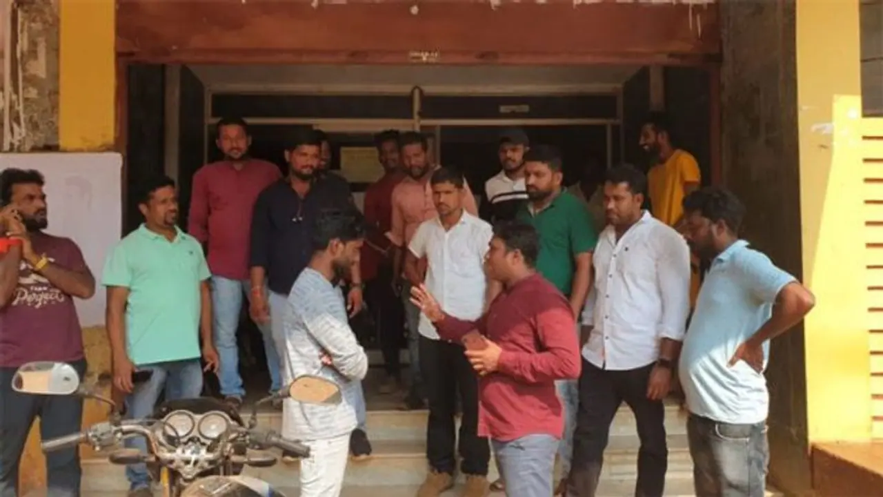 The Kashmir Files ಚಿತ್ರ ಪ್ರದರ್ಶನ ಮಾಡಿ, ಭಟ್ಕಳದಲ್ಲಿ ಚಿತ್ರಮಂದಿರದ ಮುಂದೆ ಪ್ರತಿಭಟನೆ