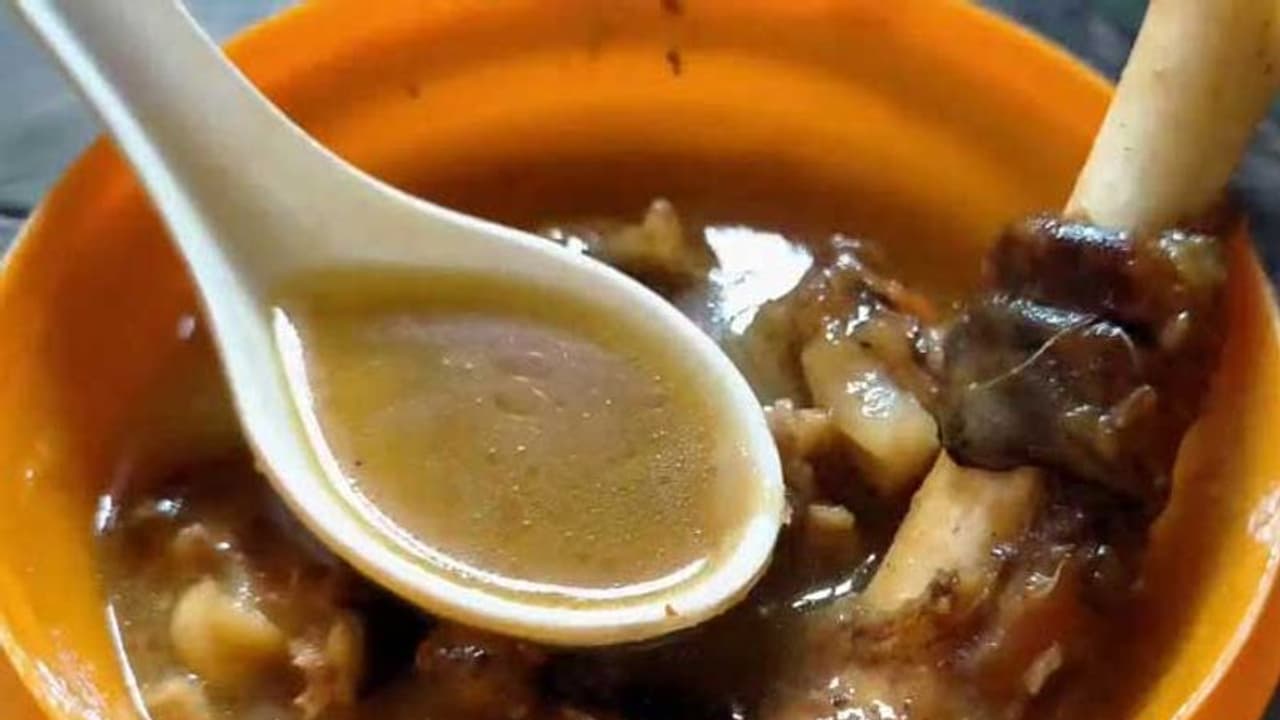 சென்னையில் அதிர்ச்சி.. சாப்பிட்டு விட்டு கீழே போட்ட எச்சில் எலும்பை பொறுக்கி மீண்டும் சுட சுட சூப்..! சென்னையில் அதிர்ச்சி.. சாப்பிட்டு விட்டு கீழே போட்ட எச்சில் எலும்பை பொறுக்கி மீண்டும் சுட சுட சூப்..!