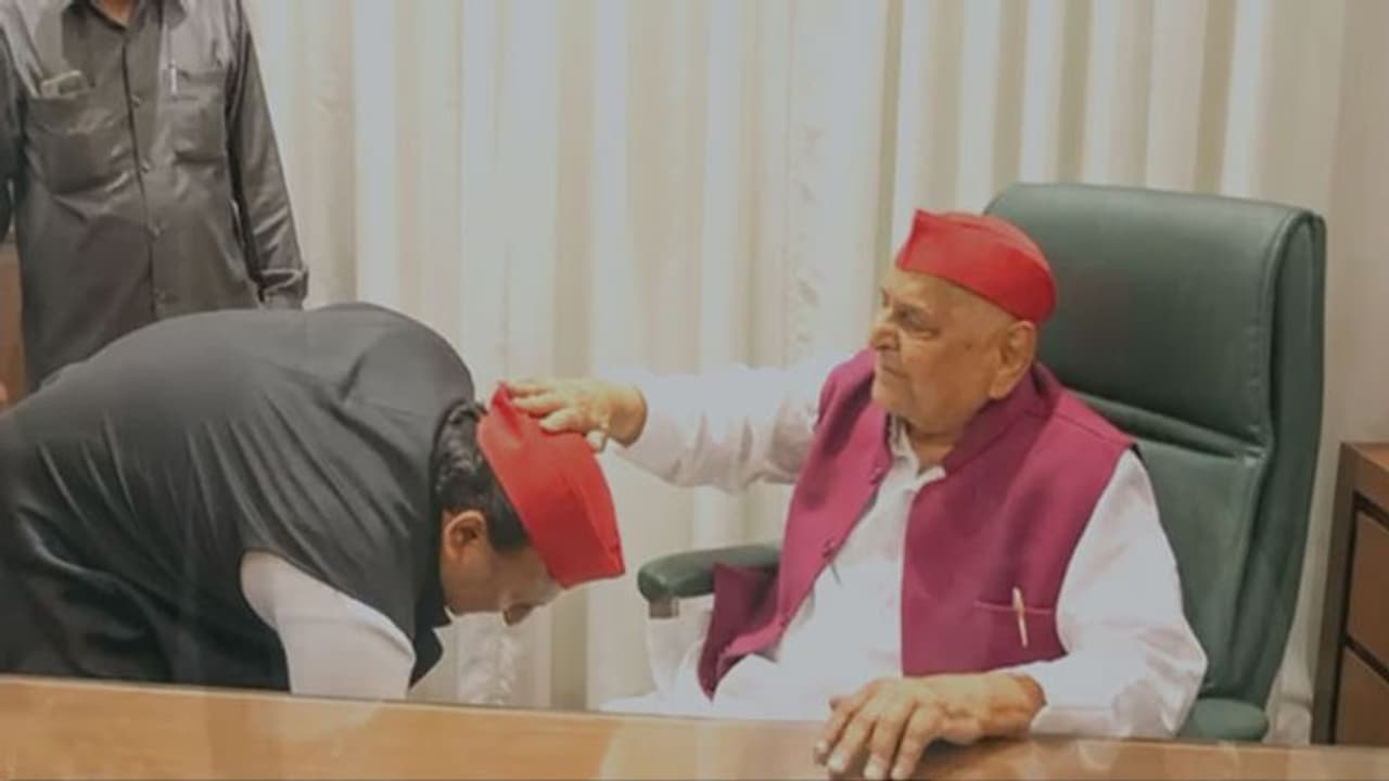 सपा की हार के बाद पहली बार पार्टी कार्यालय पहुंचे मुलायम सिंह यादव, कहा बहुत अच्छा लड़े सपा की हार के बाद पहली बार पार्टी कार्यालय पहुंचे मुलायम सिंह यादव, कहा बहुत अच्छा लड़े