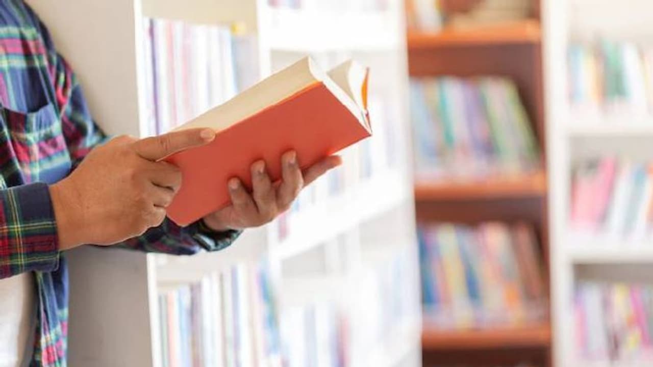 I Need a New Butt : കുട്ടികൾക്ക് അശ്ലീലപുസ്തകം വായിച്ചുകൊടുത്തെന്ന് പരാതി, അധ്യാപകൻ സ്കൂളിൽ നിന്നും പുറത്ത്! I Need a New Butt : കുട്ടികൾക്ക് അശ്ലീലപുസ്തകം വായിച്ചുകൊടുത്തെന്ന് പരാതി, അധ്യാപകൻ സ്കൂളിൽ നിന്നും പുറത്ത്!