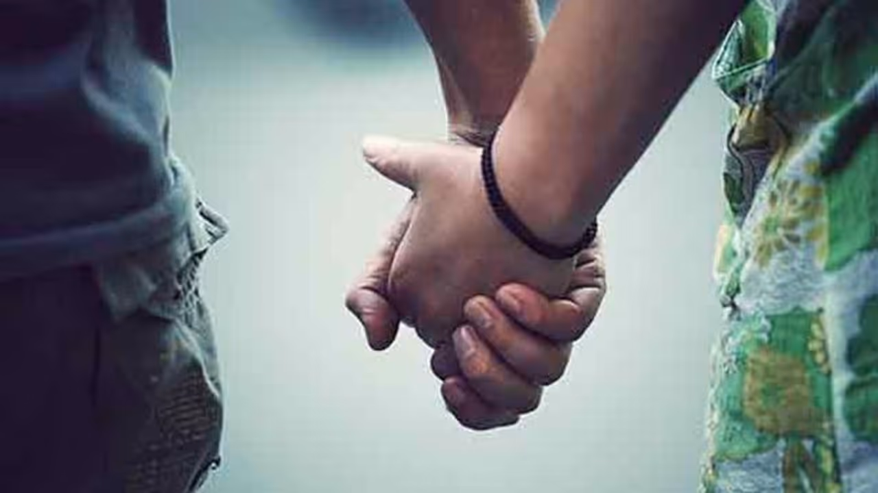 अलीगढ़ में अवैध संबंधों के शक में सिपाही ने पत्नी को उतारा मौत के घाट, आरोपी पीएसी जवान गिरफ्तार अलीगढ़ में अवैध संबंधों के शक में सिपाही ने पत्नी को उतारा मौत के घाट, आरोपी पीएसी जवान गिरफ्तार