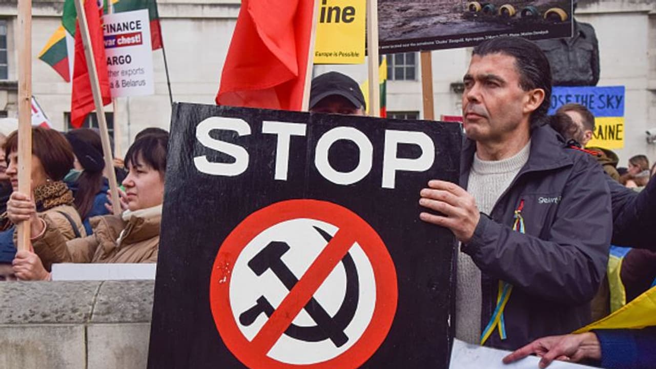 यूक्रेन युद्ध के बाद रूस में प्रतिबंधों से कितना बदला रूसियों का जीवन, क्यों बिगड़ रहे यहां के हालात...