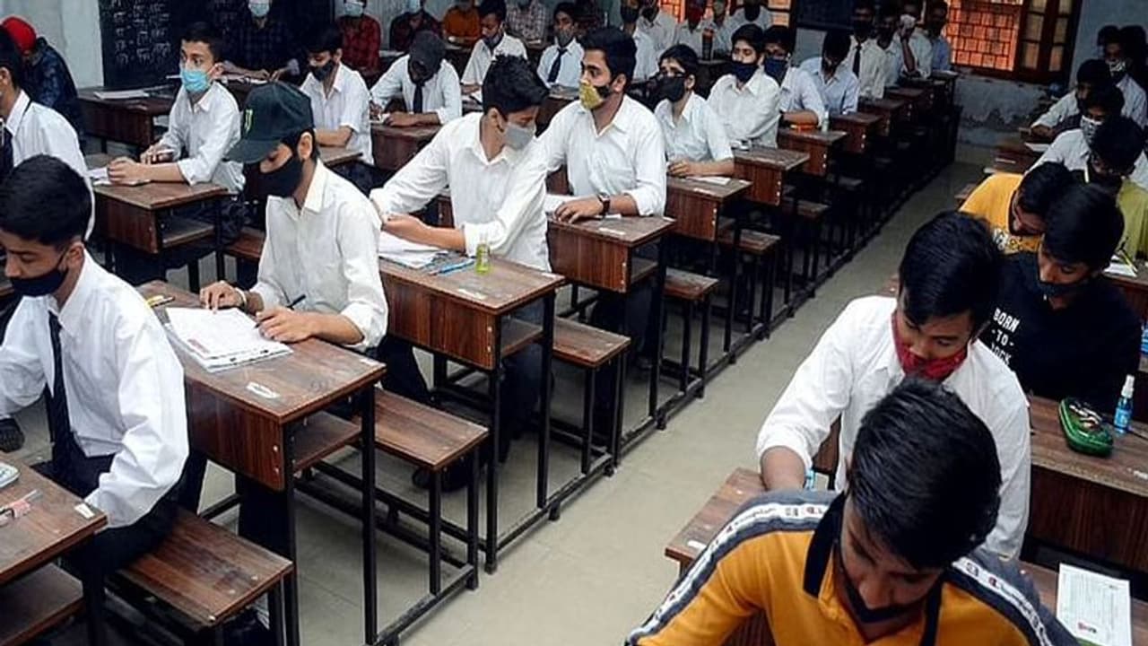 Maharashta Board: एग्जाम से पहले केमेस्ट्री का पेपर लीक, प्राइवेट कोचिंग के टीचर तीन छात्रों को भेजा था मैसेज Maharashta Board: एग्जाम से पहले केमेस्ट्री का पेपर लीक, प्राइवेट कोचिंग के टीचर तीन छात्रों को भेजा था मैसेज