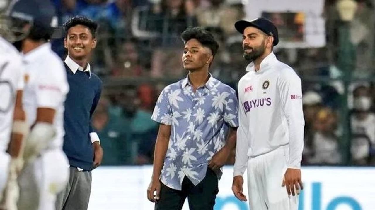 IND vs SL : 'ഇതൊന്നും ഞങ്ങളെകൊണ്ട് നിയന്ത്രിക്കാനാവില്ല'; ആരാധകര് ഗ്രൗണ്ടിലിറങ്ങിയതിനെ കുറിച്ച് ബുമ്ര വീഡിയോ IND vs SL : 'ഇതൊന്നും ഞങ്ങളെകൊണ്ട് നിയന്ത്രിക്കാനാവില്ല'; ആരാധകര് ഗ്രൗണ്ടിലിറങ്ങിയതിനെ കുറിച്ച് ബുമ്ര വീഡിയോ