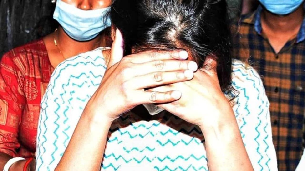 புத்தகக் கண்காட்சியில் பிக்பாக்கெட் அடித்த நடிகை கைது 30 பேரின் பர்சுகளை அபேஸ் செய்தது அம்பலம்